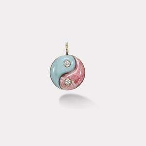 Détail du pendentif yin yang avec pierre naturelle rose et résine bleu clair doré à l'or 18k