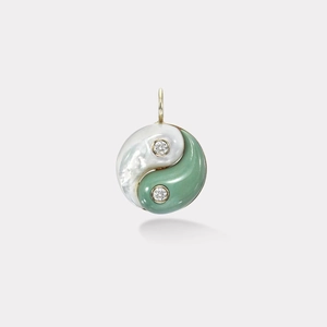 Vue détaillée du pendentif Yin Yang avec nacre blanche, jade vert et bélière dorée