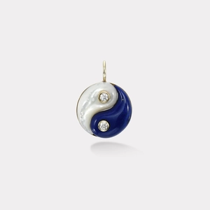 Détail macro du pendentif Taiji en or 18 carats avec nacre et lapis-lazuli