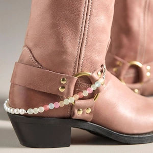 Porte-clés fait main avec perles pastel et nacrées sur une botte en cuir rose