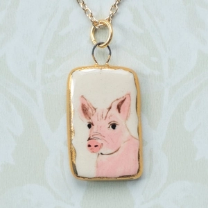 Collana con ciondolo quadrato con maialino rosa dipinto a mano e cornice placcata oro 18K