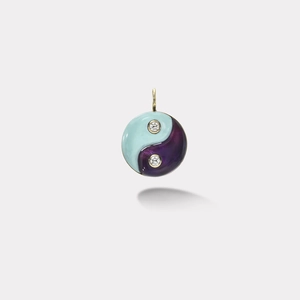 Gros plan du pendentif Yin Yang avec émail bleu et violet et incrustations de zircons