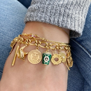 Bracelet à mailles superposées plaqué or 18 carats avec pendentif Cornell et breloques
