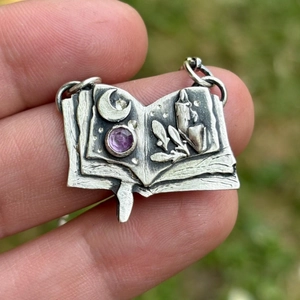 Ciondolo a libro vintage con pietra viola e mezzaluna su una catena da 18 carati
