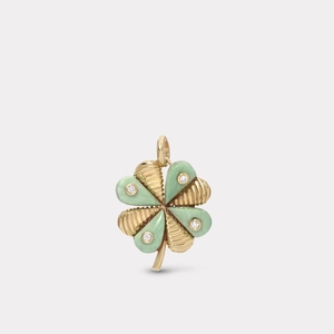 Détail d'un pendentif trèfle à quatre feuilles en émail vert et finitions dorées