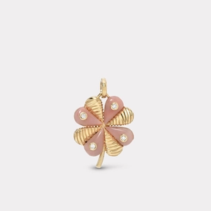 Zoom détaillé sur un pendentif trèfle à quatre feuilles en émail rose et métal doré