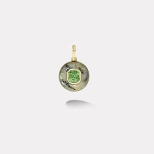 Détail d'un pendentif en pierre grise avec une pierre précieuse verte en or