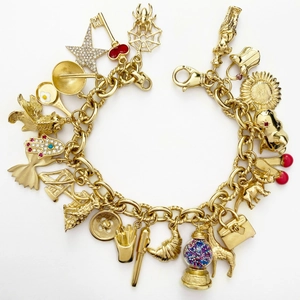 Détail du bracelet à breloques en plaqué or 18K avec divers pendentifs miniatures