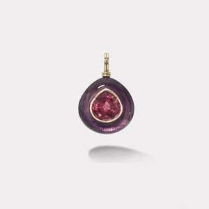 Vue macro d'un pendentif poire en pierre rose avec bordure améthyste et placage en or