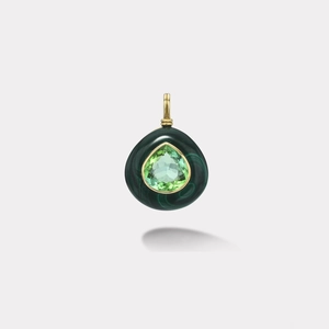 Pendentif cœur en malachite avec gemme verte et plaqué or 18k sur fond gris neutre