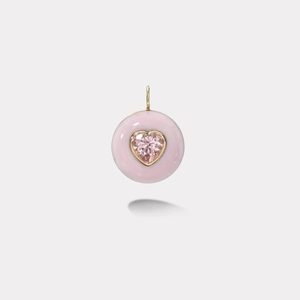 Vue détaillée du pendentif émaillé rose avec pierre en cœur et bordure plaquée or 18k