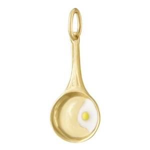 Détail du pendentif poêle en plaqué or 18K avec œuf au plat en émail