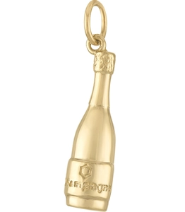 Vue macro détaillée d'un pendentif bouteille de champagne en or 18 carats avec gravure