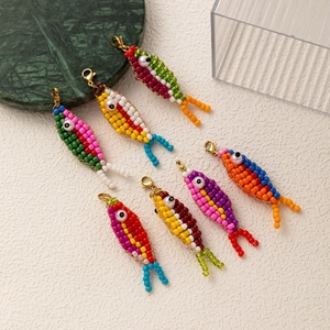 Lot de 7 porte-clés poissons en perles colorées avec fermoirs mousquetons dorés