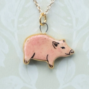 Ciondolo a forma di maialino in smalto rosa con bordo dorato su collana a catena 18K