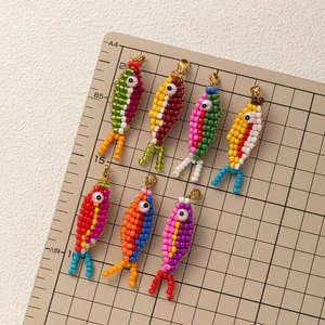 Porte-clés poissons en perles colorées faits main avec fermoirs mousquetons dorés
