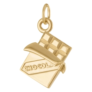 Détail d'un pendentif tablette de chocolat plaqué or 18K avec gravure CHOCOLA et éclat poli
