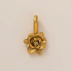 Detailansicht des 18K vergoldeten Edelstahl-Blumenanhängers mit gestuften Blütenblättern