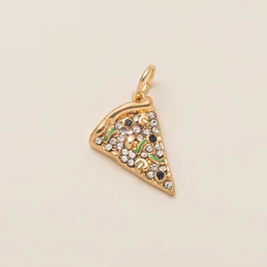 Detail van de 18K vergulde pizza slice hanger met fonkelende zirkonia inlegwerk
