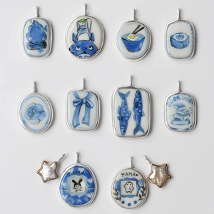 Pendentifs en porcelaine bleue et blanche aux motifs Ghibli avec cadre argenté