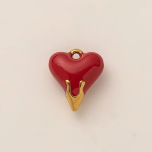 Dettaglio del ciondolo a cuore placcato oro 18K con finitura in smalto rosso e metallo