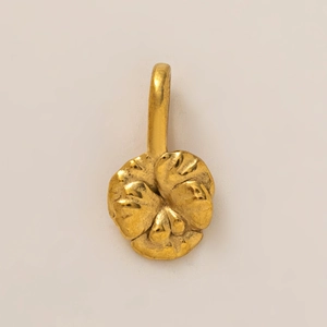 Vue détaillée du pendentif fleur plaqué or 18K avec texture martelée style vintage