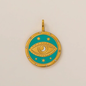 Nahaufnahme des goldenen Evil Eye Anhängers mit Emaille und funkelnden Kristallen
