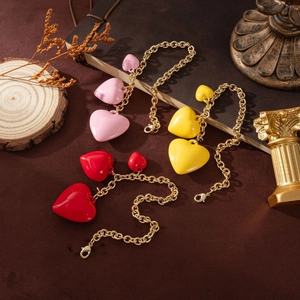 Three-color heart pendant keychains with golden chunky chains in red yellow and pink