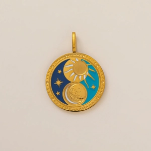 Detail eines 18K vergoldeten Edelstahlanhängers mit Sonne und Mond Emaille-Verzierung