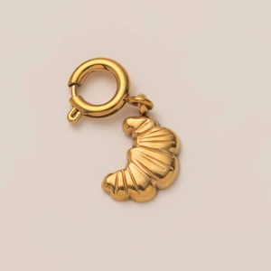Vista detallada del colgante de croissant chapado en oro de 18k con cierre de resorte y textura