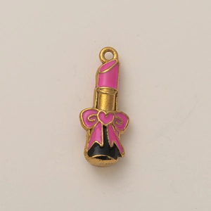 Dettaglio di un ciondolo a rossetto dorato con smalto rosa e nero ed elementi a cuore