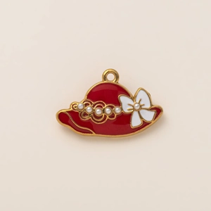 Dettaglio del ciondolo a cappello in smalto rosso con placcatura in oro 18K e fiori di perla