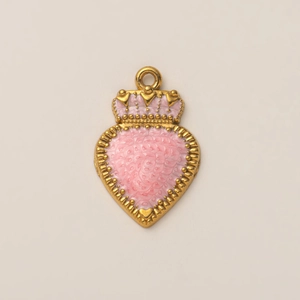 Dettaglio macro del ciondolo a cuore placcato oro 18K con smalto rosa e corona
