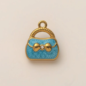 Dettaglio del ciondolo a borsa in oro 18K con smalto blu e incisione floreale