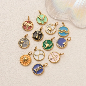 Lot de 12 pendentifs zodiaque en acier doré avec émail coloré et détails en cristal
