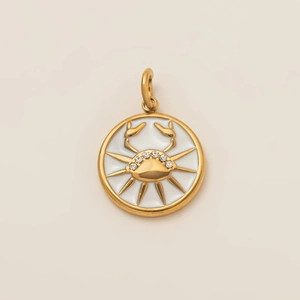 Détail du pendentif Cancer plaqué or 18K avec émail blanc et cristaux étincelants