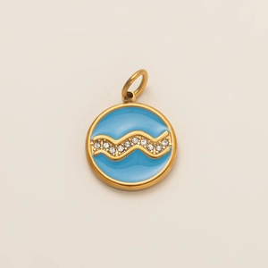 Détail d'un pendentif zodiaque plaqué or 18K avec émail bleu ciel et zircone en vague