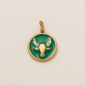 Gros plan du pendentif zodiaque Taureau en or 18 carats avec émail vert et cristaux