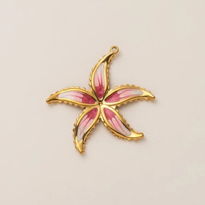 Detail van 18K vergulde zeester hanger met roze en witte emaille inlegwerk