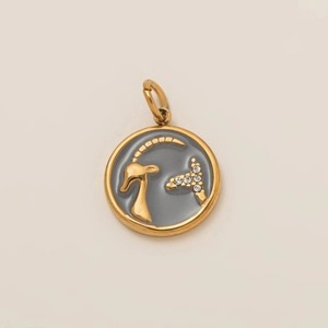 Détail macro du pendentif Capricorne en or avec émail gris et oxydes de zirconium