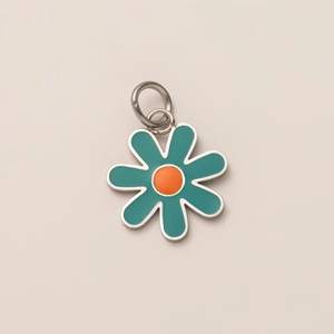 Detail einer blau-grünen Gänseblümchen-Anhänger mit orangefarbenem Zentrum