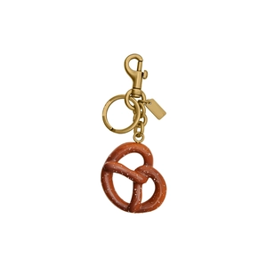 Detaillierte Nahaufnahme eines Brezel-Anhängers mit goldenem Karabinerverschluss und Ring