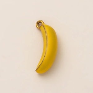 Squisito ciondolo a banana placcato oro 18 carati con finitura in smalto giallo vivace