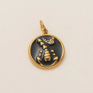 Pendentif zodiaque Scorpion en acier doré 18K avec émail noir et petits cristaux