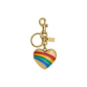 Detail eines goldenen Herz-Schlüsselanhängers mit Regenbogenstreifen und kleinem Kristallstein
