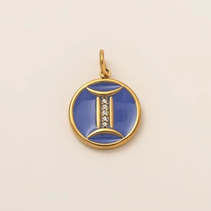 Détail macro du pendentif Gémeaux avec émail bleu et incrustations de cristaux brillants