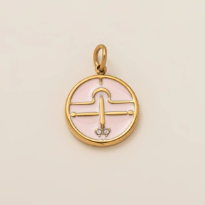 Détail du pendentif zodiaque Balance plaqué or 18K avec émail rose et cristaux