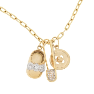 Collier minimaliste en or avec pendentifs chaussure de bébé, épingle en diamant et bouton