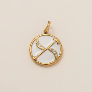 Vue macro du pendentif constellation doré avec motif flèche et détails de croissant serti