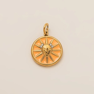 Vue macro du pendentif soleil plaqué or 18K avec émail orange et accents de zircon